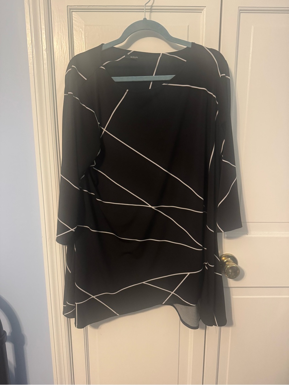Like New Alfani Black & White Geometric Asymmetrical Line Print Top โ 1X - Picture 10 of 11